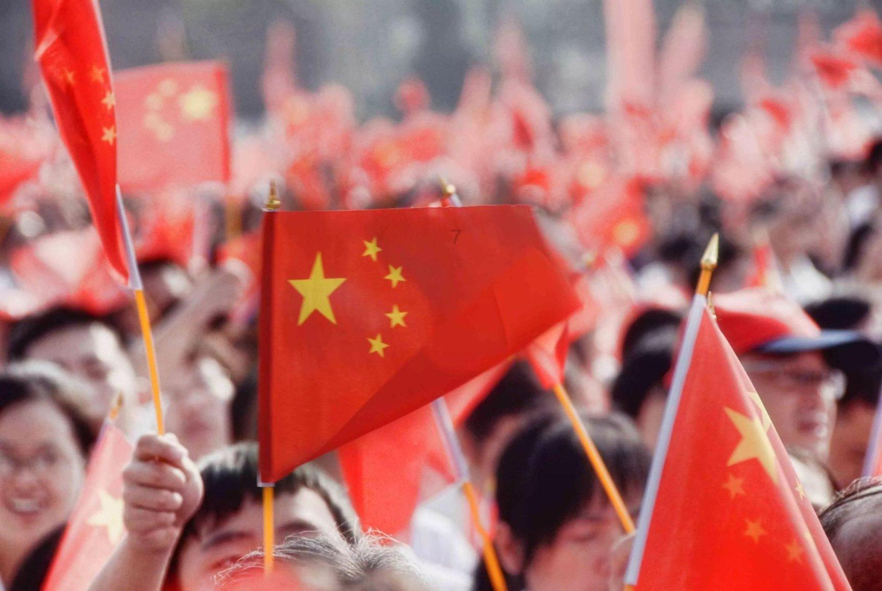 他曾两度担任中组部副部长，后来晋升为部长，帮助了很多老干部