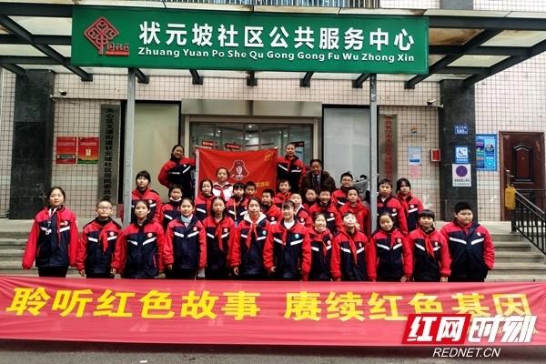三角咀家园社区巧制腊八蒜 共品腊八粥